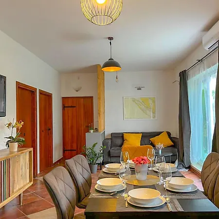 Mustra House - Private Pool & Sauna זאדאר