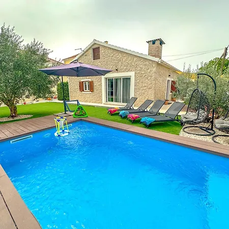 Mustra House - Private Pool & Sauna *