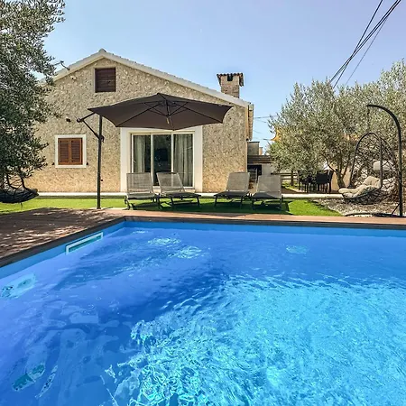 Mustra House - Private Pool & Sauna וילה
