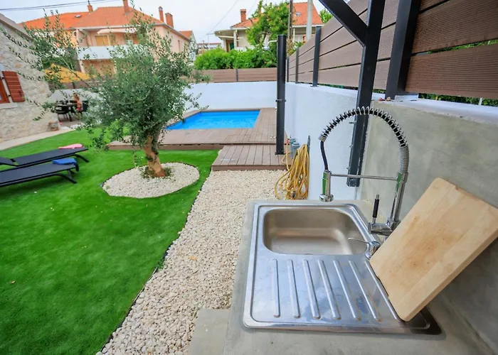 Mustra House - Private Pool & Sauna فيلة زادار