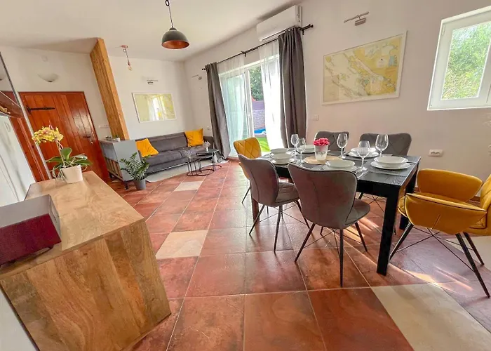 Mustra House - Private Pool & Sauna زادار